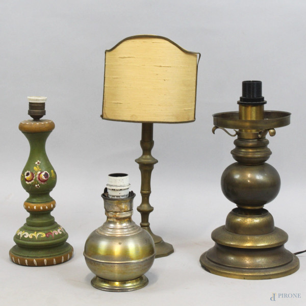 Lotto di quattro lampade da tavolo, epoche e materli diversi, alt. max cm 46,5, (difetti)