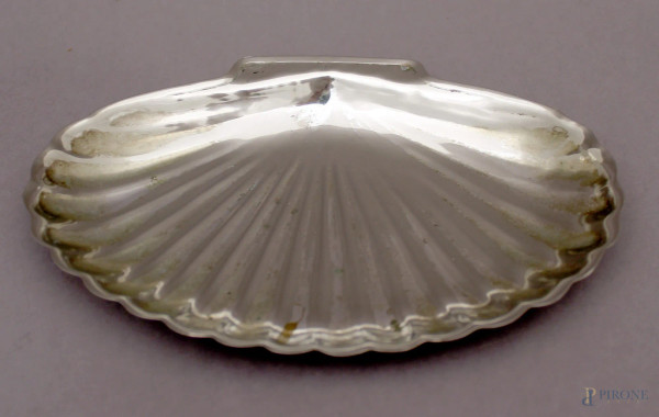 Centrino a conchiglia in argento, cm 17x12, gr. 120.