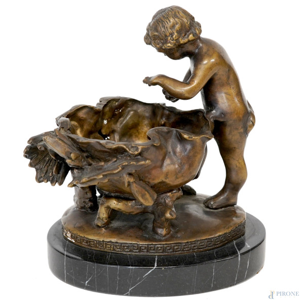 Putto alla vasca, XIX-XX secolo, bronzo su base in marmo, altezza cm 16,5, (difetti)