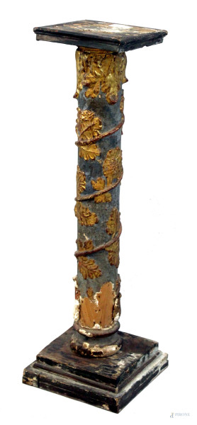 Colonna in legno scolpito, dorato e laccato, fusto intagliato a motivi fogliacei, XIX secolo, cm h 95,5, (difetti)