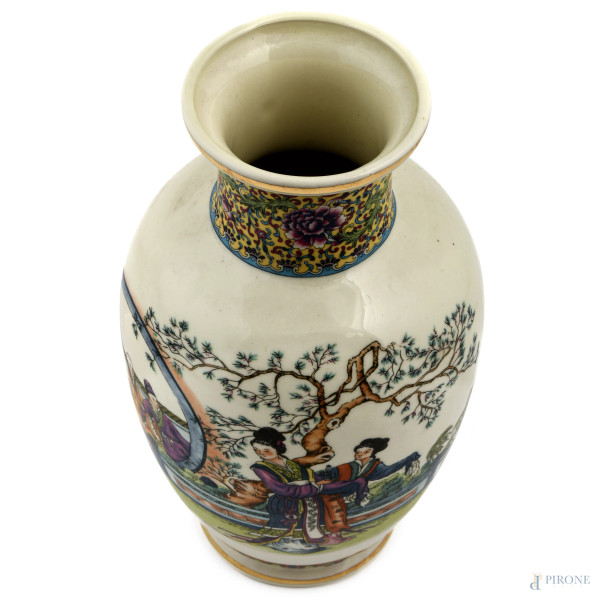 Vaso decorato con scene di genere. Cina, XX secolo, altezza cm 26