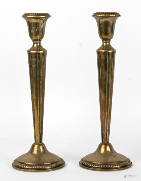 Coppia di candelieri in argento cesellato, altezza cm. 25, (difetti).