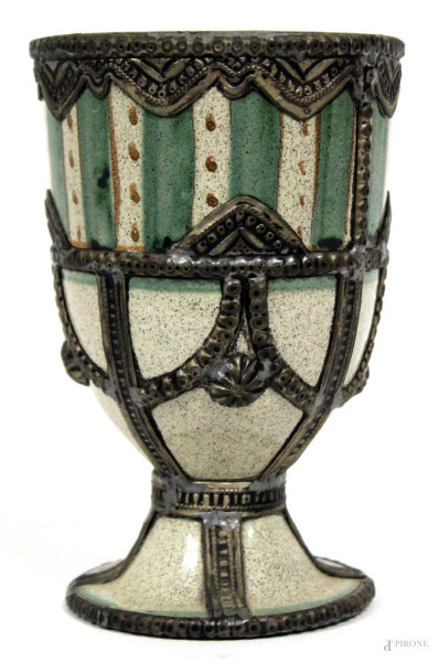 Bicchiere in ceramica smaltata, con guarnizioni in metallo,marcato.