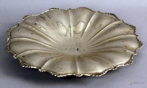 Centrotavola di linea tonda centinata in argento, diametro 29 cm, gr. 270.