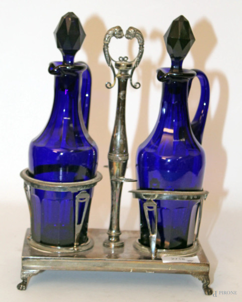 Oliera da tavolo in argento con bottiglie blù, (difetti).,XIX sec. h. cm 25.