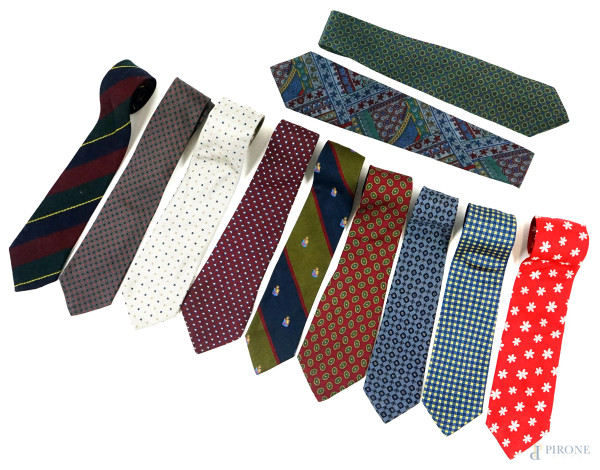 Lotto di undici cravatte da uomo a varie fantasie e firme, (segni di utilizzo).