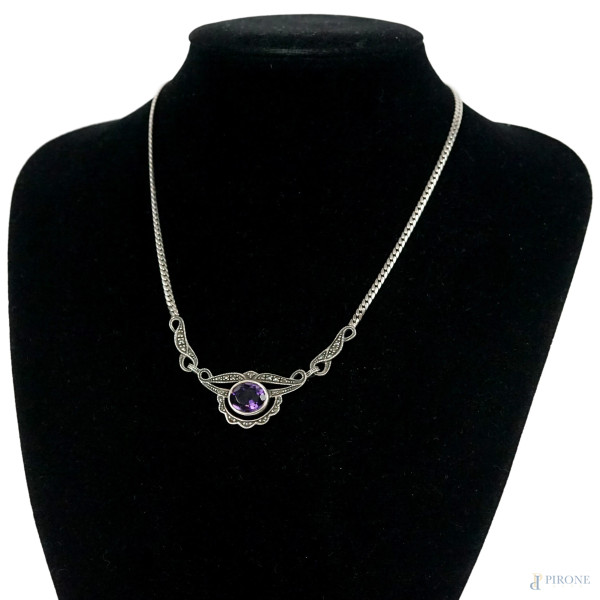 Collana in argento con pendente in pasta vitrea viola, lunghezza cm 41, peso gr. 14