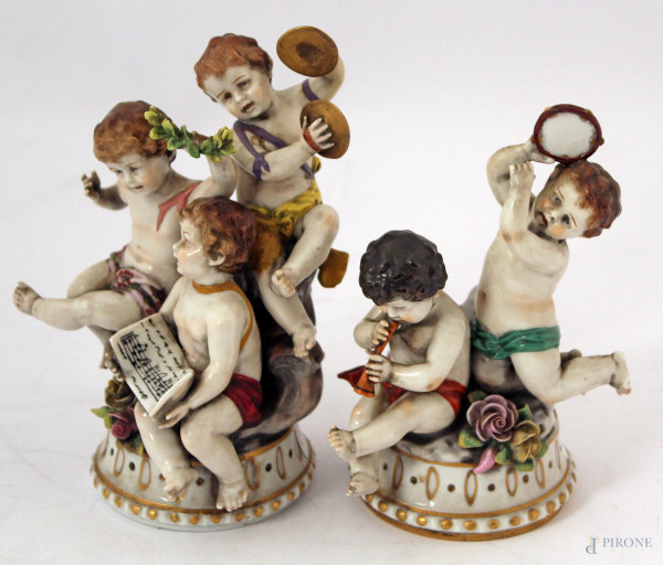 Lotto di due fanciulli musicanti in porcellana policroma Capodimonte, primi 900, h.18/16 cm