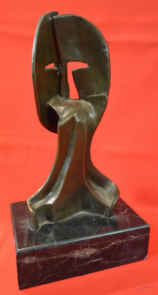 Volti, scultura astratta in bronzo brunito, poggiante su base in marmo nero del Belgio, h. 28 cm