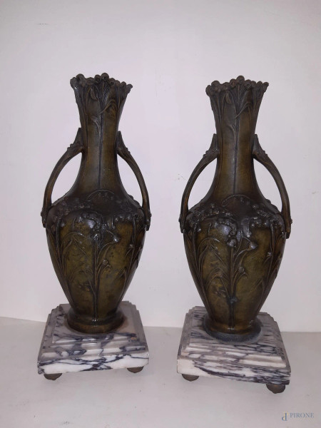 Coppia vasi in metallo poggianti su basi in marmo, periodo liberty, h 33 cm.