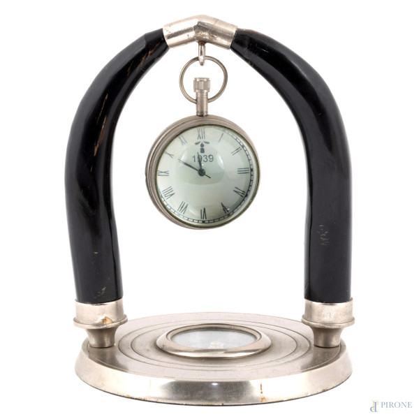 Bussola da tavolo con portaorologio e orologio di forma sferica, XX secolo, altezza complessiva cm 18.5, (difetti, da revisionare)