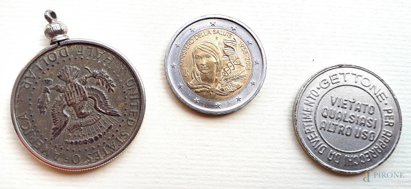 Lotto composto da due rare monete ed un gettone: Half Dollar del 1967, moneta da Due Euro anniversario Ministero della Salute 1958-2018, raro gettone per apparecchi da divertimento