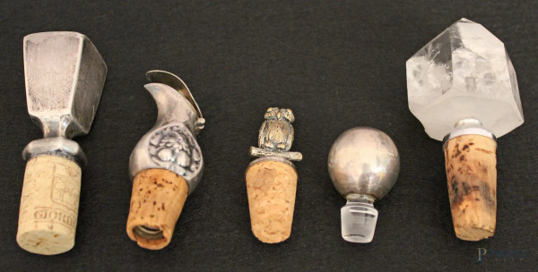Lotto composto da cinque tappi per bottiglie di cui tre in argento e due in metallo argentato.