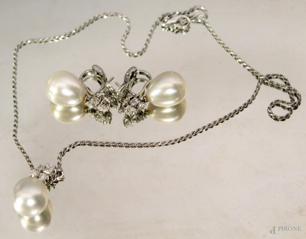 Parure in oro bianco con brillantini e perle, composto da: catenina con pendente e paio di orecchini, gr. 22,7.