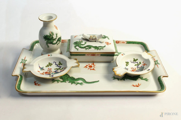 Set da tavolo in porcellana a decoro di paesaggi orientali, pz. 5 marcata Maissen, (vassoio lung. 37,5x22,5 cm.