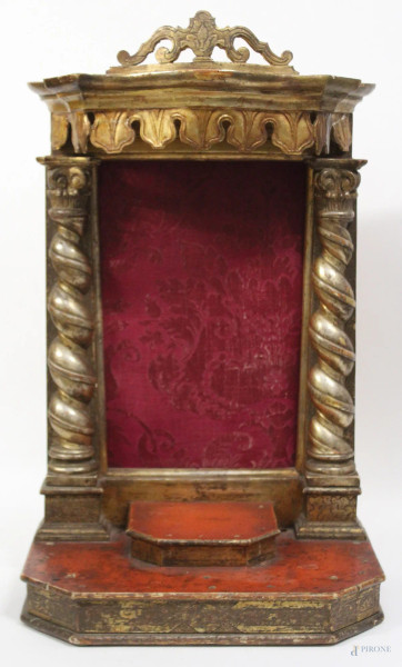 Tabernacolo in legno dorato e laccato con mezze colonne a tortiglioni laterali, XIX sec., H 75 cm.