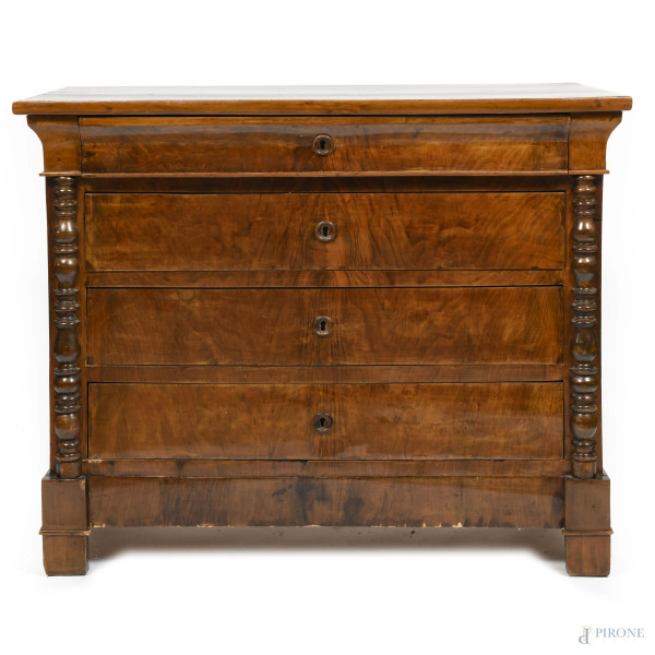 Comò in legno impiallacciato in piuma di mogano con 4 cassetti al fronte , XIX secolo, cm 104x61,5x123, (segni di usura, sollevamenti di impiallacciatura, fessurazioni, restauri, scalfiture, difetti)