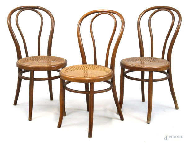 Tre sedie Raciti, Sardella & Fichera, in legno curvato, sedute in paglia di Vienna, cm h 90, (difetti).