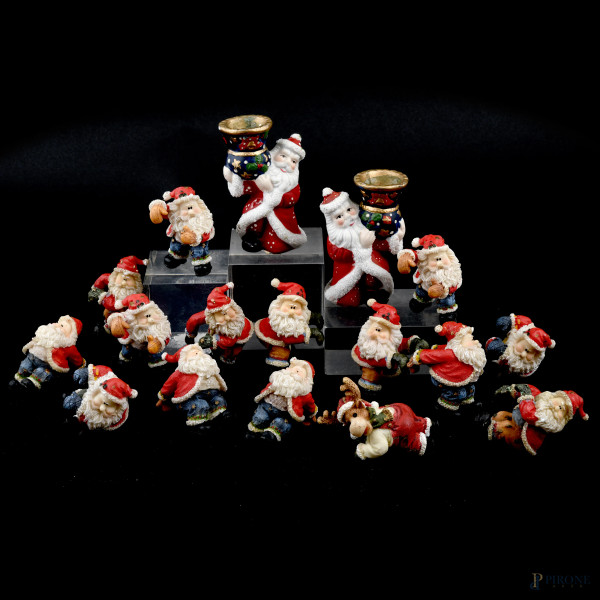 Lotto di sculturine natalizie in resina e coppia di porta candela in ceramica a foggia di Babbo Natale, altezza cm 9,5 (segni di usura, difetti)