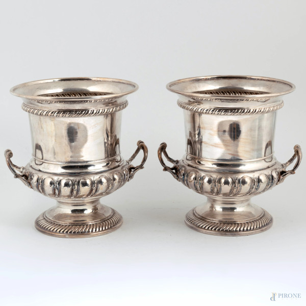 Coppia di portaghiaccio a guisa di crateri in metallo argentato, XX secolo, altezza cm 24,5