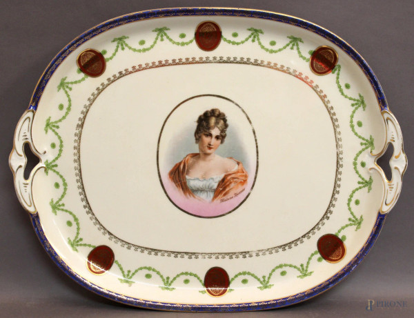 Vassoio in linea ovale in porcellana Limoges con medaglione raffigurante fanciulla, cm 41 x 32.