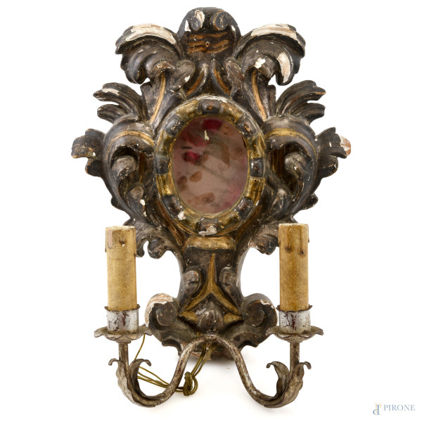 Piccola applique a due luci con specchio in legno dorato e argentato, intagliato a volute, XIX secolo, cm 35x25, (segni di usura, scalfiture, rotture, mancanze, difetti)
