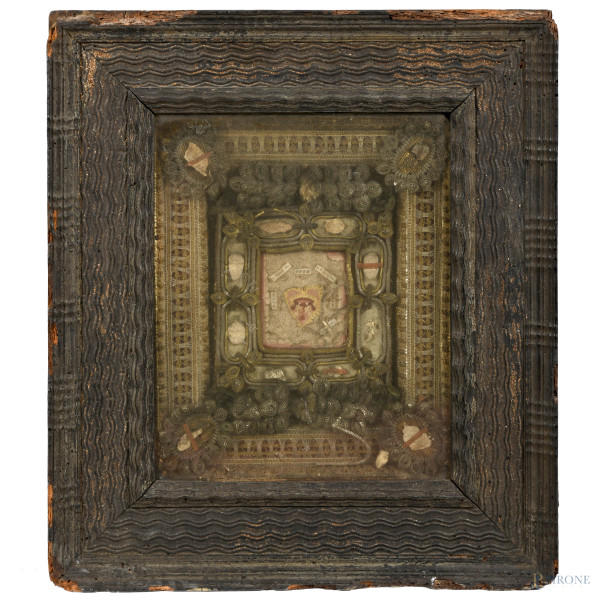 Cornice in legno contenente ex voto, XVIII-XIX secolo, misure complessive cm 39,5x35, (segni di usura, scalfiture, difetti)