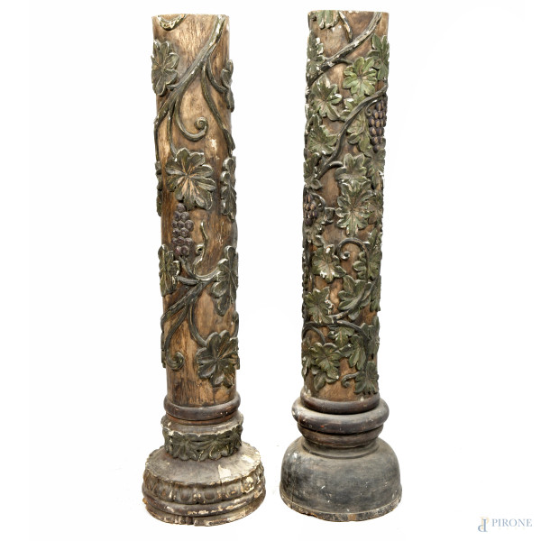 Coppia di colonne in legno scolpito e dipinto con rilievo a tralci di vite e grappoli d'uva, XIX ...