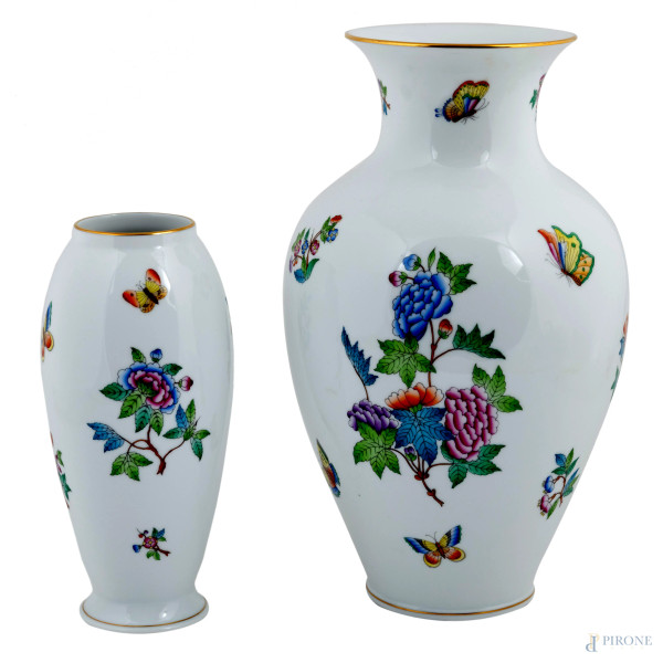 Lotto di due vasi in porcellana Herend con decori a farfalle e fiori su fondo bianco, XX secolo, altezza massima cm 32,5