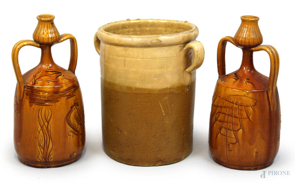 Lotto composto da due fiasche ed un vaso in ceramica smaltata, decori raffiguranti galli, alt. max cm 39, (difetti)