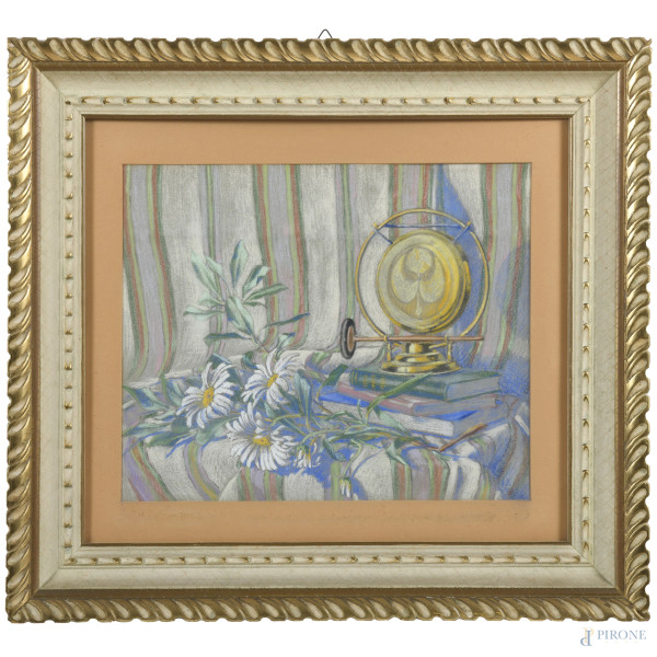 Natura morta con libri e fiori, XX secolo, pastelli su carta, cm 48,5x54,5, entro cornice, (ondulazioni della carta)