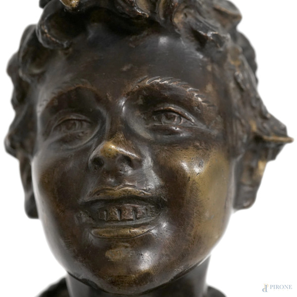 Busto di scugnizzo, bronzo su base lignea, XX secolo, altezza cm 29, (difetti)