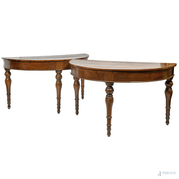 Coppia di consolle in noce con gambe tornite, XX secolo, cm 81,5x141x69,5, (segni di usura, scalfiture, difetti)