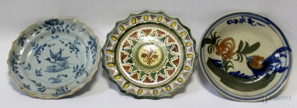 Lotto di tre antichi piattini in maiolica dipinta, diam. max 19 cm