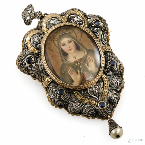 Spilla con miniatura centrale raffigurante Vergine entro montatura in argento e oro 18 kt, XX secolo, cm 6x4,  peso ordo gr 12, (segni di usura)