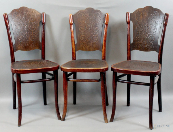 Tre sedie Thonet, in faggio curvato a vapore; sedute e schienale stampati a caldo con decori a rilievo, altezza cm. 95,5, Vienna, inizi XX secolo, (segni del tempo).