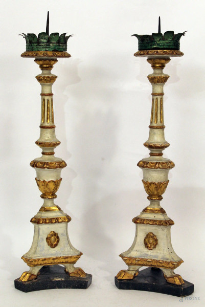 Coppia candelieri in legno laccato e dorato, XIX sec.