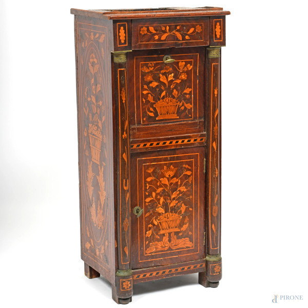 Comodino impiallacciato in mogano con intarsi a motivi floreali, fronte bipartito a 2 sportelli, XIX-XX secolo, cm 84x38x30,5, (assenza del piano, difetti)