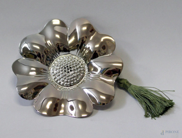 Spargi borotalco in metallo argentato a forma di fiore.