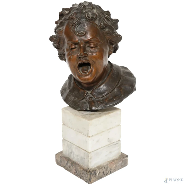 Busto di bambino piangente, bronzo su base in marmo, sec. XX., tot. Cm 31,5x13,5x 15,5