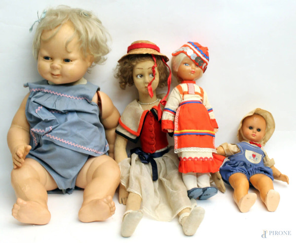 Lotto composto da quattro antiche bambole in materiali diversi, H. max. 60 cm.