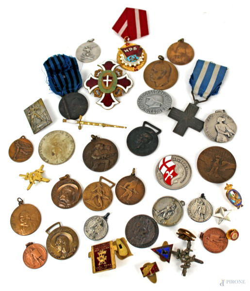 Lotto di varie medaglie e spille del XX secolo.