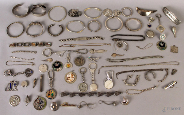 Lotto di oggetti diversi in argento e metallo.