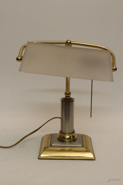 Lampada americana da scrivania in ottone con paraluce in vetro sabbiato, H 32 cm.