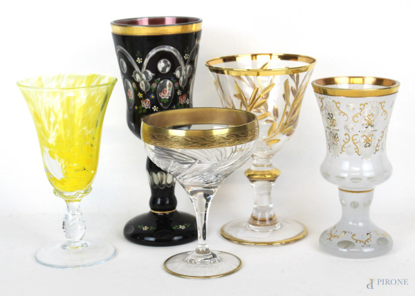 Lotto composto da quattro bicchieri in cristallo controtagliato ed opalino ed un bicchiere in vetro, profili dorati e motivi floreali dipinti, altezza max cm 22, XX secolo.