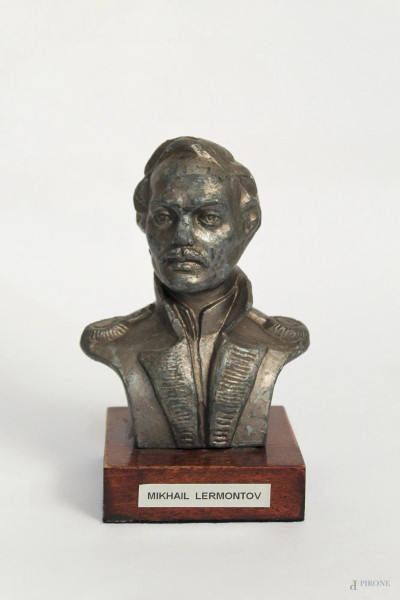 Mikhail Lermontov, busto in metallo argentato con base in legno, H 16 cm.