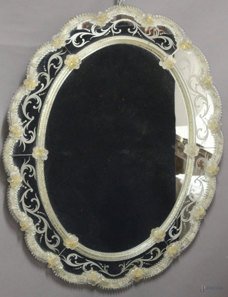 Speccheira veneziana di linea ovale centinata in vetro di Murano, h.97x79, XIX sec.