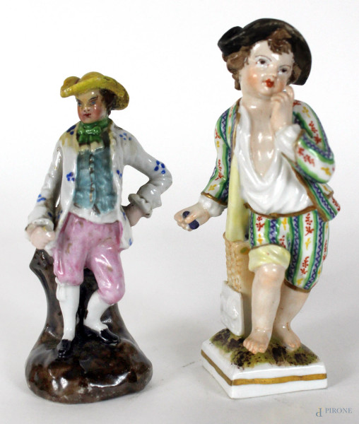 Lotto di due sculture in porcellana raffiguranti gentiluomo e fanciullo con cesta d&#39;uva, altezza max 10 cm. (lievi difetti).