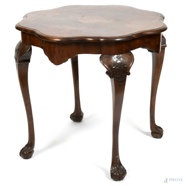 Tavolo impiallacciato e intarsiato in varie essenze con piano polilobato, quattro gambe mosse e piedi ferini su sfera, XX secolo, cm 69x76x74, (segni di usura, difetti, scalfiture)