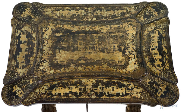 Tavolino da lavoro in legno laccato e decorato a cineserie, XIX secolo, cm h 71,5x43,5x64, (difet...